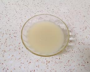 碗里放入发酵粉、泡打粉和糖，加入温水混合均匀。