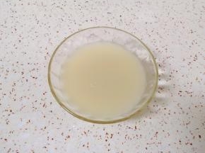 碗里放入发酵粉、泡打粉和糖，加入温水混合均匀。