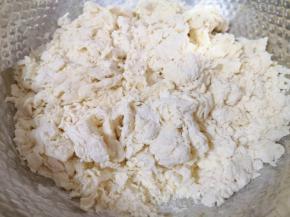 将酵母水加入面粉中，先用手搅打成絮状。