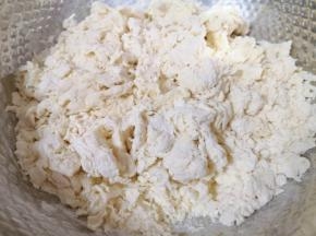 将酵母水加入面粉中，先用手搅打成絮状。