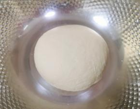 再揉成光滑的面团，盖上保鲜膜发酵至两倍大。