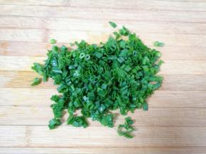 香葱叶切碎备用。