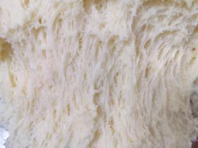 扒开面团底部看看，面团内部呈细密的蜂窝状，面团就发酵好了。