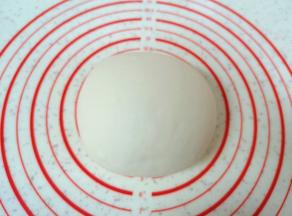 发酵好的面团揉光排气。