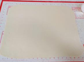 擀成接近长方形的大面片。