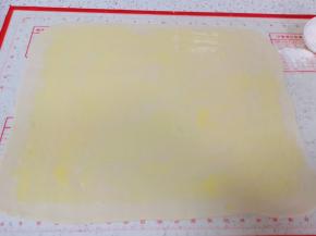 刷上一层菜籽油。