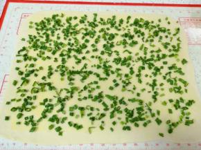 均匀的撒上葱叶碎，撒上盐。