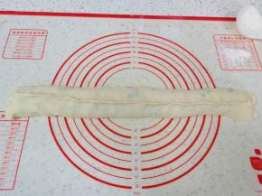 从一头卷起，最后的接口处捏紧。