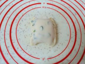 将小剂子的两头切口处捏紧。