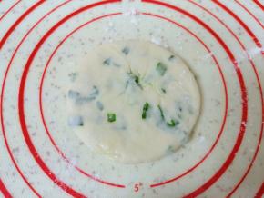 擀开成圆饼状。