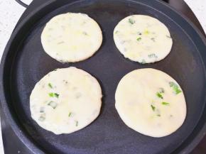 电饼铛预热，刷上一层菜籽油，放入做好的葱油饼。