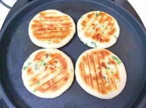 选择电饼铛的“烙饼”功能启动。几分钟之后香喷喷的葱油饼就烙熟了。
