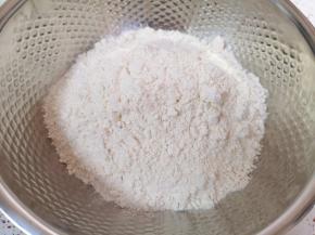 准备好中筋面粉。