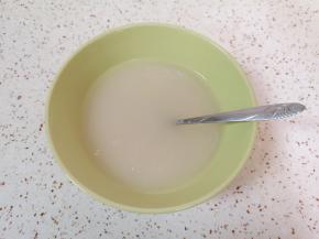 碗里放入发酵粉、泡打粉和糖，加入温水混合均匀。