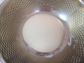 将酵母水加入面粉中，揉成光滑的面团，盖上保鲜膜发酵至两倍大。