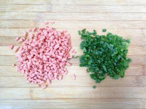 香葱叶和火腿肠切碎。