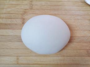 发酵好的面团揉光排气。