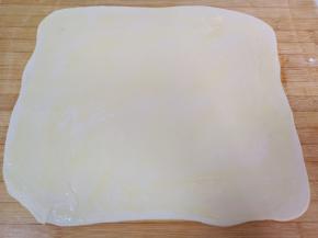 刷上一层食用油。