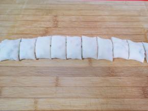 卷起来，用刀切成小剂子。