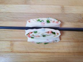 取两个小剂子摞在一起，用筷子从中间压一下，如图。