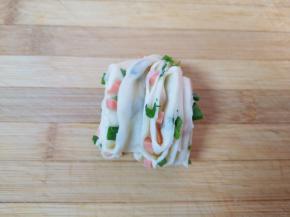 压过的小剂子从两头稍微拉长，向相反的方向拧一下，收口朝下，一个花卷就做好了，依次做好剩下的小剂子，另一半面团也用此方法做好。