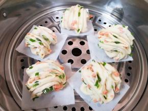 蒸锅内放水，篦子上铺油纸，放上做好的花卷生胚，盖上锅盖二次发酵10分钟左右，凉水上锅，上汽后转中火蒸18分钟关火，焖5分钟左右出锅。