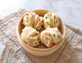 宝贝空口就吃了两个，连连夸赞太好吃了。