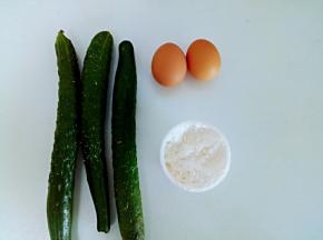 整理食材。黄瓜洗净。