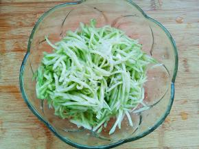 用擦子擦成丝，撒上食盐腌制10分钟。