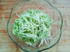 用擦子擦成丝，撒上食盐腌制10分钟。