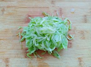 攥干黄瓜水分。