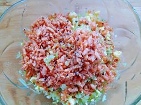 所有食材放入碗中，加入胡椒粉、蚝油、油调制入味。