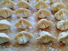 包饺子。
