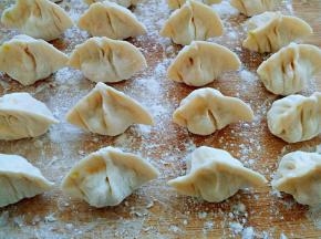 包饺子。