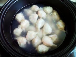烧水煮饺子。皮很薄，馅料也基本是熟的，煮开点两次水即可出锅。