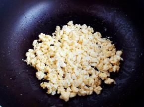 入油锅炒熟晾凉备用。