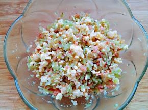 给馅料中调入一点盐，搅拌均匀。