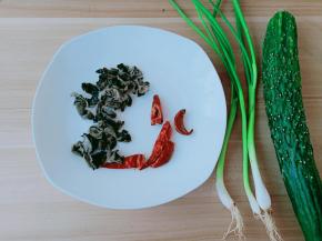 买木耳要选择人质厚的口感好。