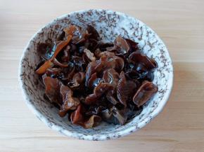 泡发好的木耳清洗干净，用手撕成小块。