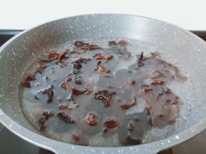 锅里水开下木耳。