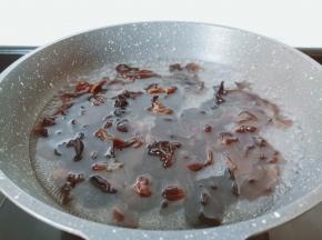 锅里水开下木耳。