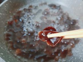 木耳焯水两分钟。