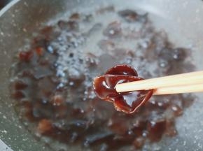 木耳焯水两分钟。