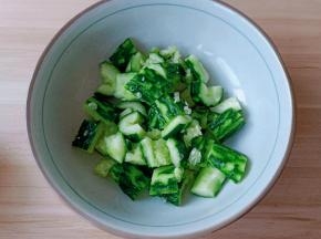 把黄瓜放入大碗，加一点蒜泥。