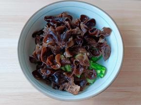 放上焯熟的木耳。