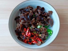 放上干辣椒段。