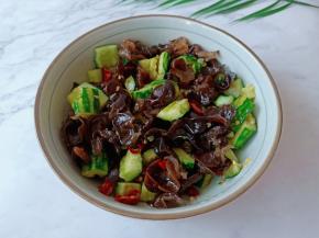 加点芝麻油，加一点盐给拌一下。