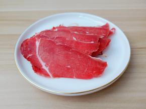 牛肉切成薄片。