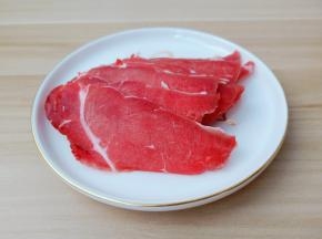 牛肉切成薄片。