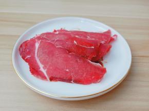 淀粉一勺腌制十分钟。